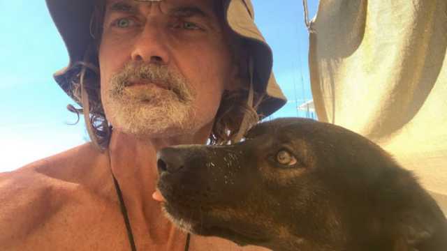 Мужчина три месяца дрейфовал в океане со своей собакой