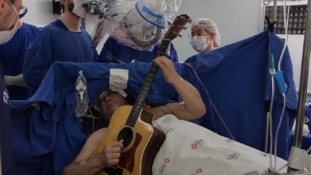 Пациент спел и сыграл на гитаре во время операции на мозге