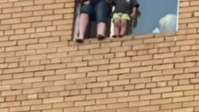 Женщину с детьми отговорили от прыжка с высотки