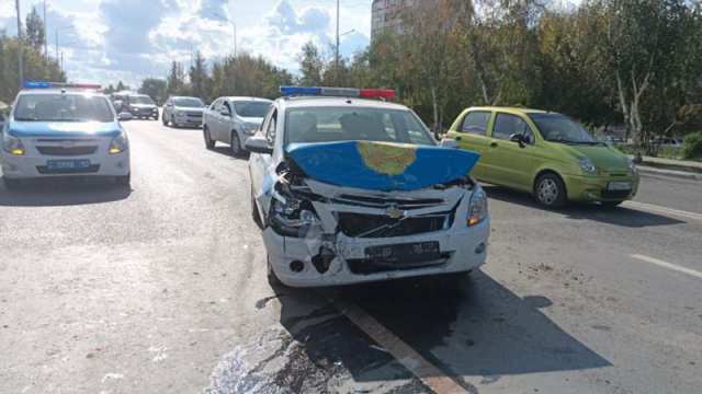 В Костанае патрульная машина протаранила три автомобиля