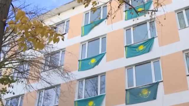 Флаги Казахстана вывешивают на окна и балконы в Костанае