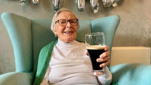 104-летняя дама назвала пиво источником своего долголетия