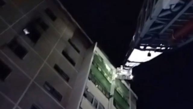 Девятиэтажка горит после запуска фейерверков в Атырау