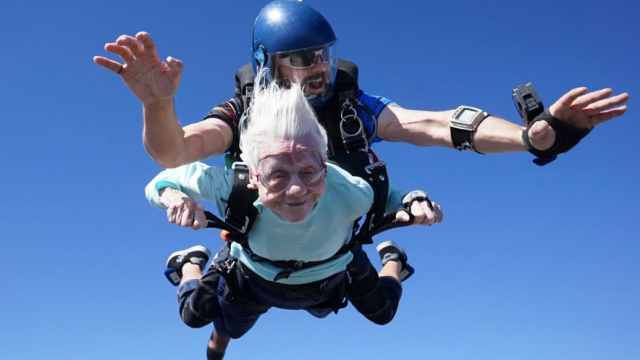 104-летняя бабушка сделала рекордный прыжок с парашютом