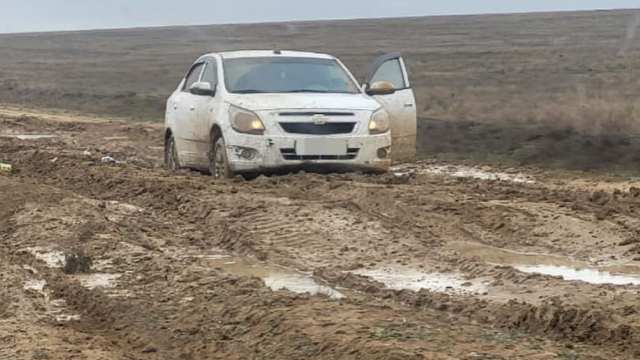 Автомобиль застрял в грязевой массе на костанайской дороге