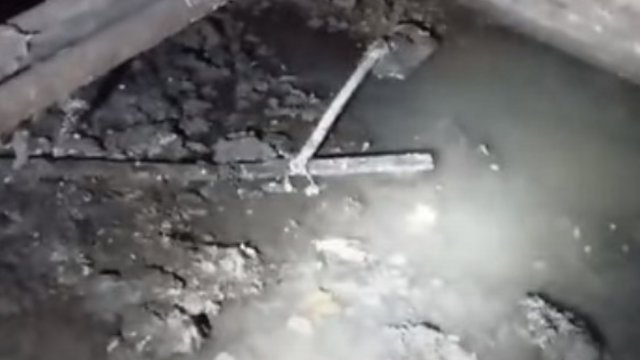 Подвал многоэтажки топит нечистотами в Костанае — видео