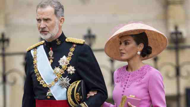 Скандал в Испании: королеву обвиняют в измене королю