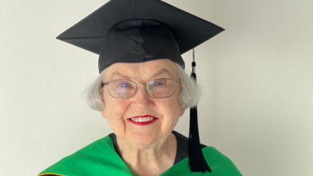 90-летняя бабушка получила степень магистра