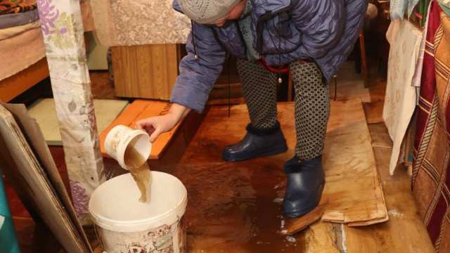 Уже больше месяца стоит вода в домах жителей Костаная