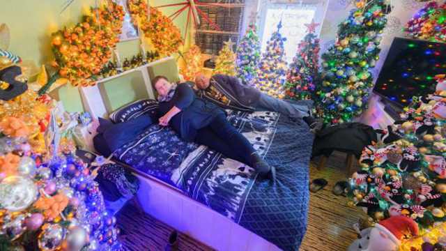Мужчина установил дома 555 новогодних ёлок и побил рекорд