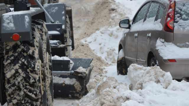 Припаркованные машины мешают убирать снег в Костанае