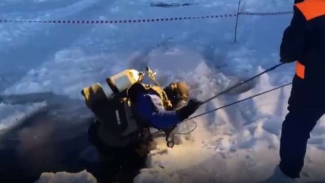 Надежд нет: трактор с двумя людьми ушёл под лёд
