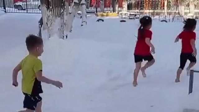 Босиком по снегу: видео из детского сада обсуждают казахстанцы