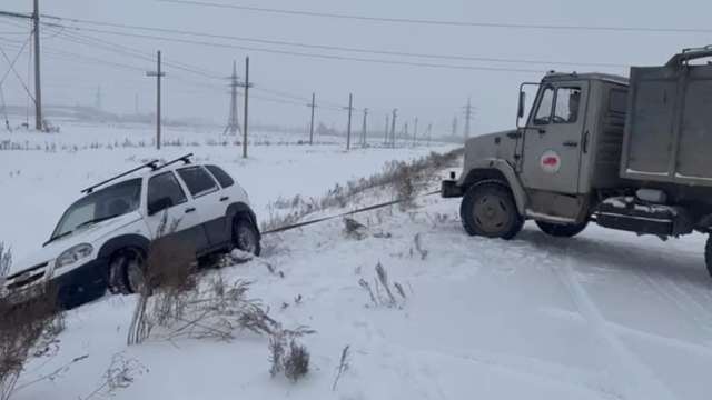 Водитель попал в снежный капкан на окраине Костаная