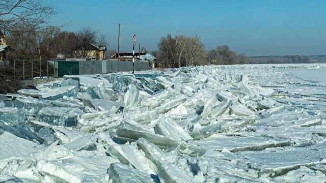 В разгар морозов в Иртыше поднялся уровень воды