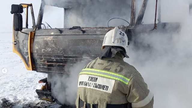 «КамАЗ» с модульной баней загорелся в Костанайской области