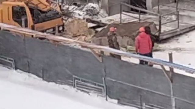 Груз сорвался со строительного крана в Костанае  — видео