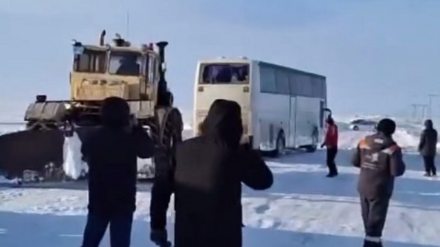 Автобус с иностранцами попал в занос на костанайской трассе