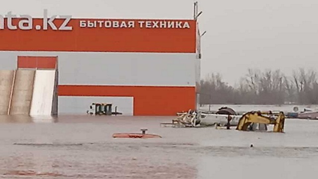 В Костанае закрыты два моста, дома и супермаркет ушли под воду