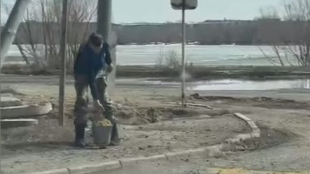 Мужчина засыпал песком дорожные ямы в Аркалыке — видео