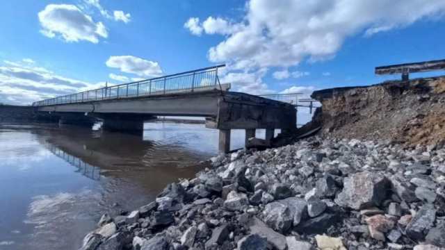 Мост частично обрушился в Костанайской области