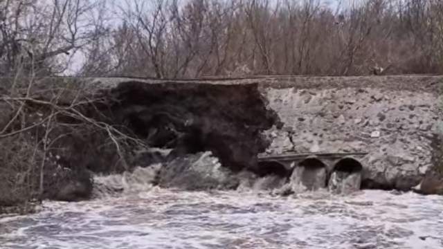 Вода разрушила дорогу в Костанайской области — видео