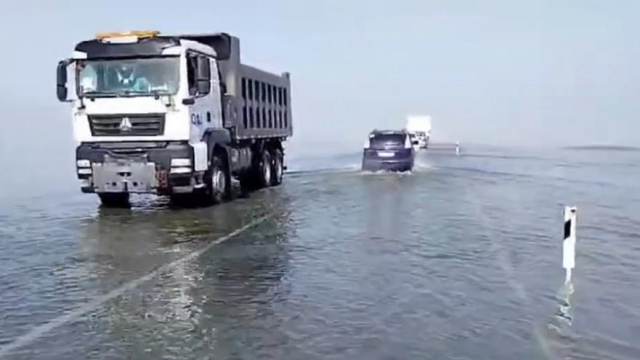 Большая вода из России топит трассы Костанайской области