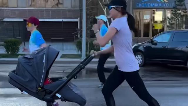 Мамочка с ребёнком в коляске выиграла забег в Астане — видео