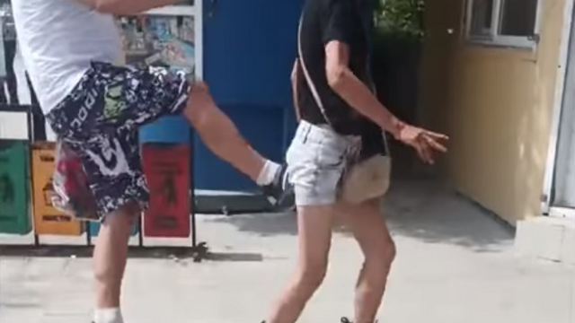 Мужчина прилюдно дал пинка женщине в Костанае — видео