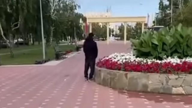 Мужчина полил цветы из собственного краника в Лисаковске