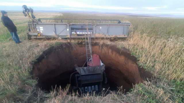 Комбайн провалился в карстовую воронку: водитель погиб