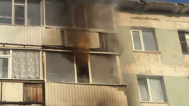 В Костанае из горящего дома эвакуировали людей — видео