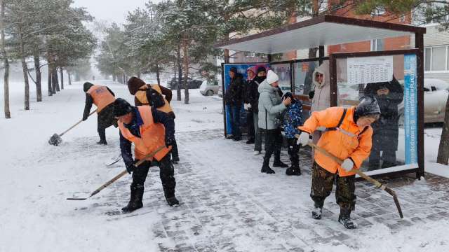 Снегопад в Костанае: коммунальщики трудятся засучив рукава