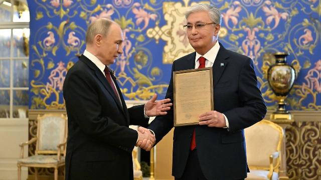 Путин вручил Токаеву наградной лист на присвоение его отцу звания Героя СССР