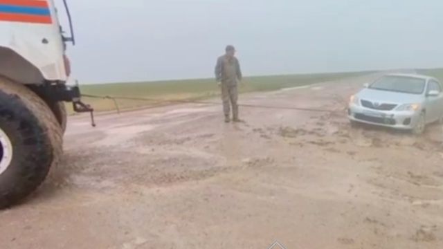 Очередная машина увязла в грязи на костанайской дороге
