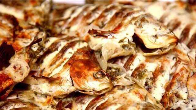 Караси в сметане с луком в духовке: классический рецепт