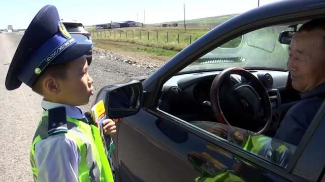 8-летний школьник патрулирует дороги вместе с полицейскими