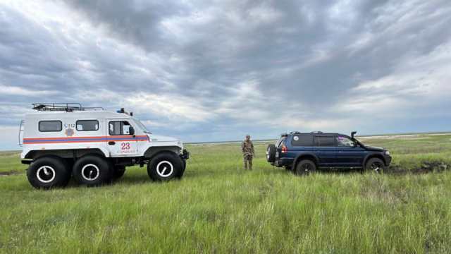 Машину засосала грязевая жижа в Костанайской области