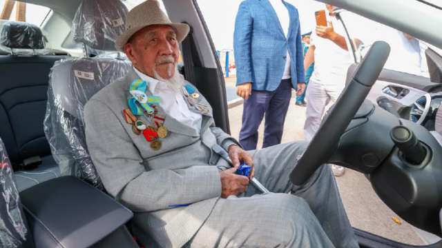 Новые автомобили подарили двум столетним ветеранам войны