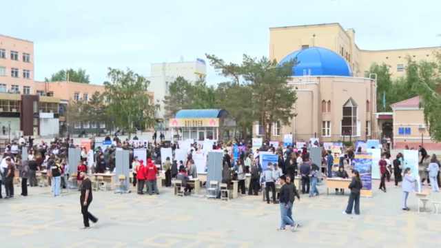 Ярмарка вакансий развернулась прямо на площади в Костанае
