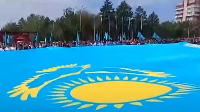 20-метровый флаг вынесли на центральную площадь Костаная