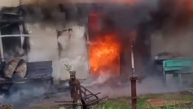 Сарай выгорел под Костанаем, пожар остановили вовремя