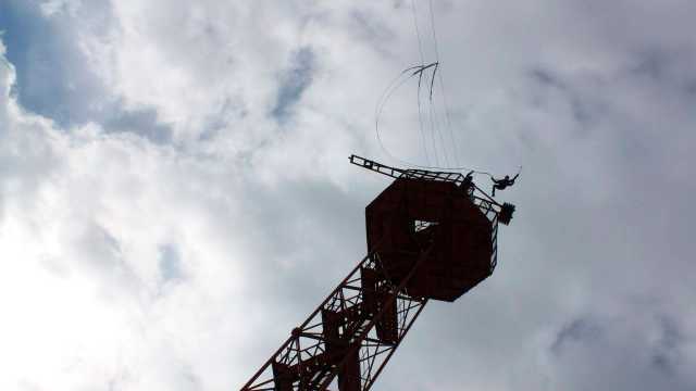 Девушка разбилась, упав с 33-метровой парашютной вышки