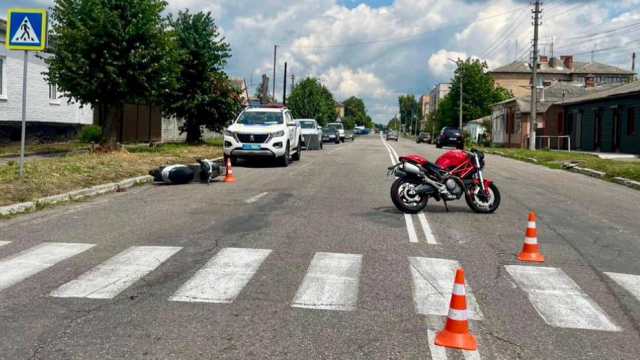 Бабулька на мопеде сбила 24-летнего парня на мотоцикле