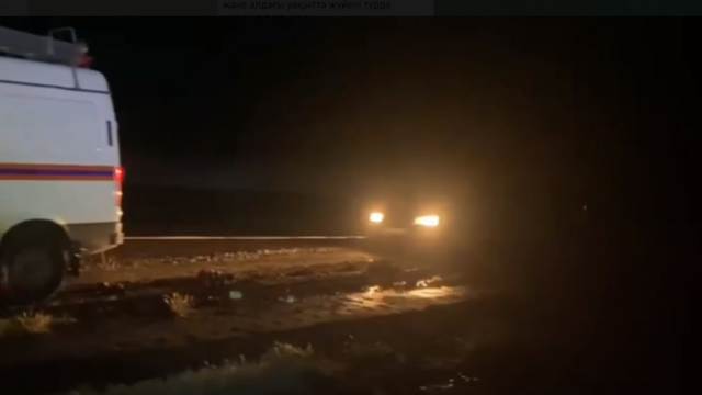И снова грязь: автомобиль попал в ловушку под Костанаем