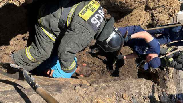 Бедолагу вытащили из двухметровой траншеи в Костанае