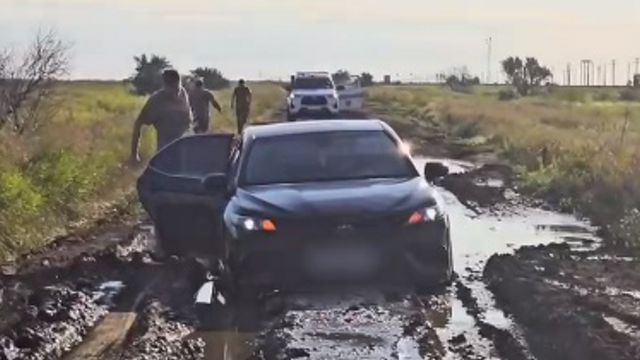 Грязевые массы тормозят автомобили в Костанайской области