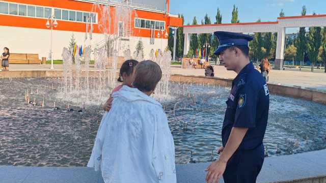 В Рудном дети так и норовят искупаться в новом фонтане