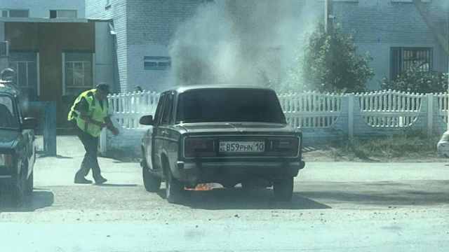 Автомобиль загорелся возле больницы в Костанайской области