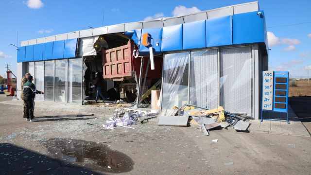 Столичный грузовик протаранил АЗС в Костанайской области